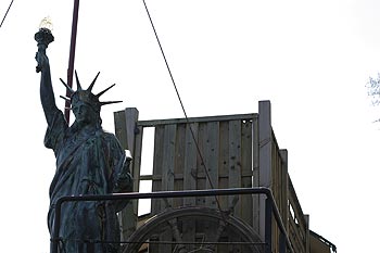 Péniche transportant la statue de la Liberté - © Norbert Pousseur