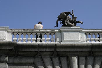 Promeneur adossé en rebord de pont - © Norbert Pousseur