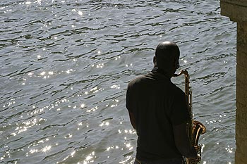 Joueur de saxo au bord de la Seine - © Norbert Pousseur