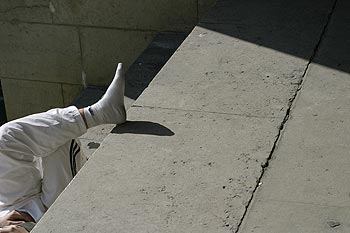 Pieds déchaussés en l'air - © Norbert Pousseur