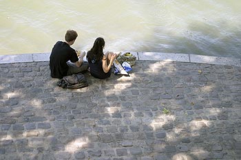 Pic-nic côte à côte en bordure de quai - © Norbert Pousseur