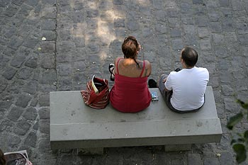 Couple marié assis, oisifs - © Norbert Pousseur