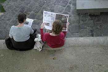 Chacun lit son journal - couples - © Norbert Pousseur