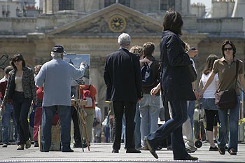 Peintre sur le pont Alexandre III peignant les Invalides - © Norbert Pousseur