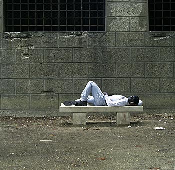 Détente sur un banc de pierre de quai - © Norbert Pousseur