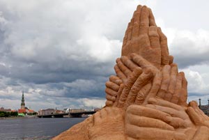 Les mains de Riga - © Norbert Pousseur