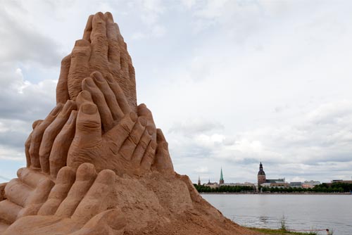 Les mains devant Riga - © Norbert Pousseur