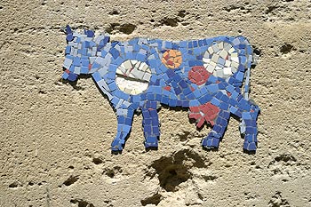 collage de silhouette de vache sur mur parisien - © Norbert Pousseur