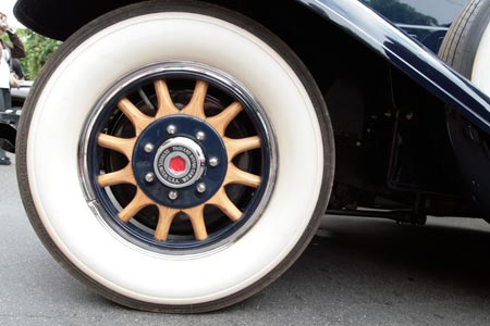 Roue avant de Packard - voiture ancienne - © Norbert Pousseur