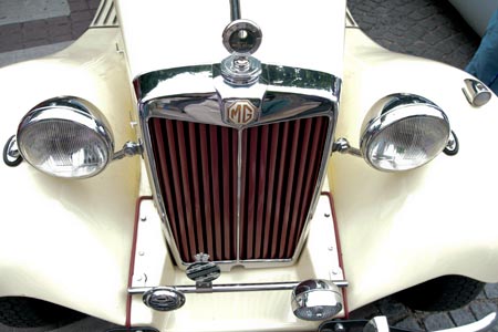 Face avant d'une ancienne berline MG - voiture ancienne - © Norbert Pousseur