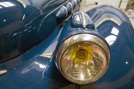 Phare avant de Panhard - voiture ancienne - © Norbert Pousseur