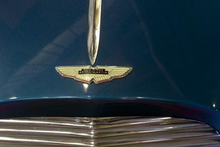 Sigle de l'Aston Marin - voiture ancienne - © Norbert Pousseur