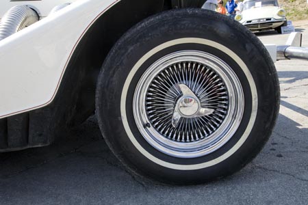 Roue avant d'Excalibur - voiture ancienne - © Norbert Pousseur