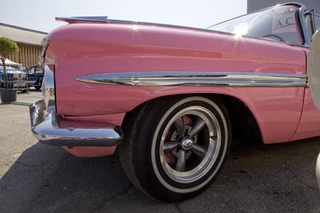 Avant de Chrysler Chevrolet Impala, rose - voiture ancienne - © Norbert Pousseur