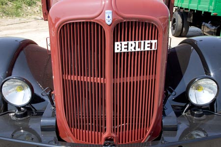 Camion Berliet à phares sur tiges  - voiture ancienne - © Norbert Pousseur