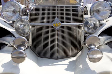 Sigle Alfa Romeo sur carrosserie bleue - voiture ancienne - © Norbert Pousseur