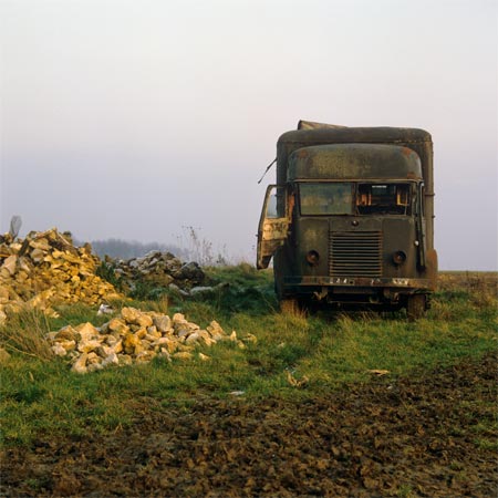Camion dans un champ - voiture ancienne - © Norbert Pousseur