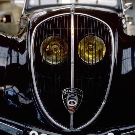 Phares  d'une Peugeot 202 - voiture ancienne - © Norbert Pousseur