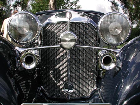 Face avant à trois phares et deux avertisseurs sonores de Mercedes - voiture ancienne - © Norbert Pousseur