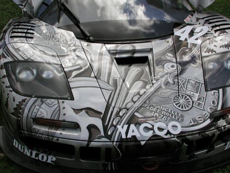 Le capot décoré de la McLaren - voiture ancienne - © Norbert Pousseur