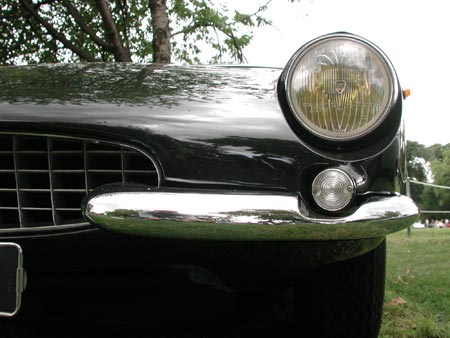 Phare avant de Ferrari - voiture ancienne - © Norbert Pousseur