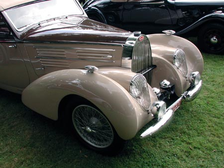 Capot de Bugatti - voiture ancienne - © Norbert Pousseur