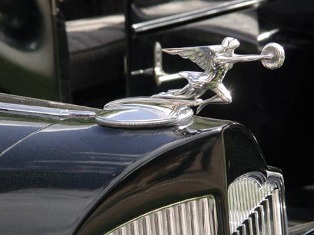Emblème de Packard à l'Icare tenant une roue - voiture ancienne - © Norbert Pousseur