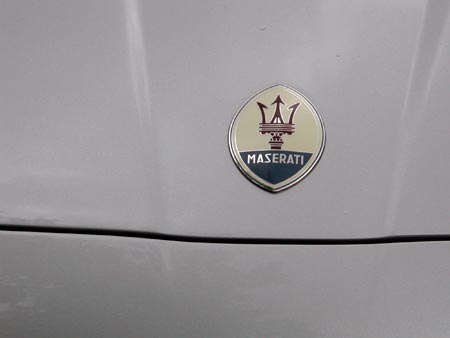 Sigle de capot de Maserati - voiture ancienne - © Norbert Pousseur