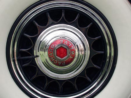 Roue de Packard Twelve - voiture ancienne - © Norbert Pousseur
