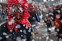 Sorcière en fichu rouge - carnaval 2010 Zurich - © Norbert Pousseur