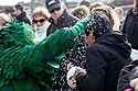 Homme sylvestre arroseur de confettis - carnaval 2010 Zurich - © Norbert Pousseur