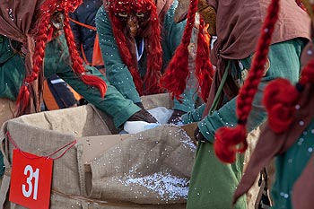 Sorcières se chargeant de confettis - © Norbert Pousseur