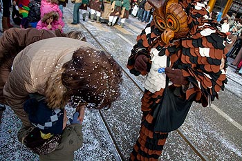 Homme hibou lançant des confettis - © Norbert Pousseur