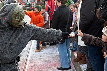 Homme porcin donnant un bonbon - © Norbert Pousseur