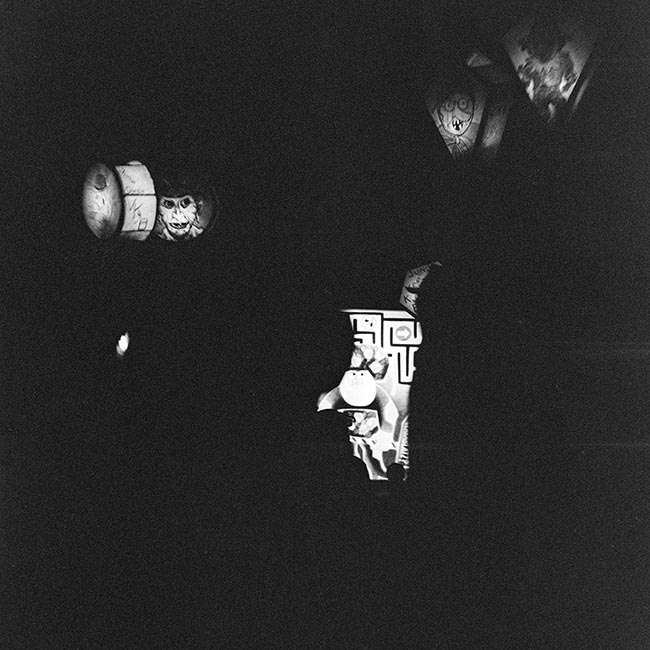 Comme des petits trous de serrure -  © Norbert Pousseur