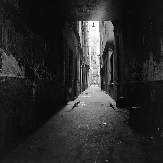 Rue vide ; seul un petit enfant -  © Norbert Pousseur
