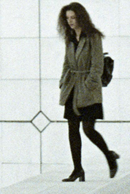 détail grandeur réelle - jeune femme sur marches de la Défense - original neg 6x6 - © Norbert Pousseur