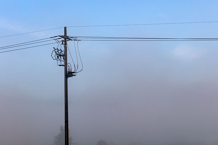 Poteau électrqiue dans la brume -  © Norbert Pousseur