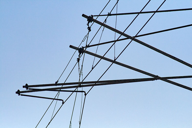 Fils électrqiues pour bus -  © Norbert Pousseur