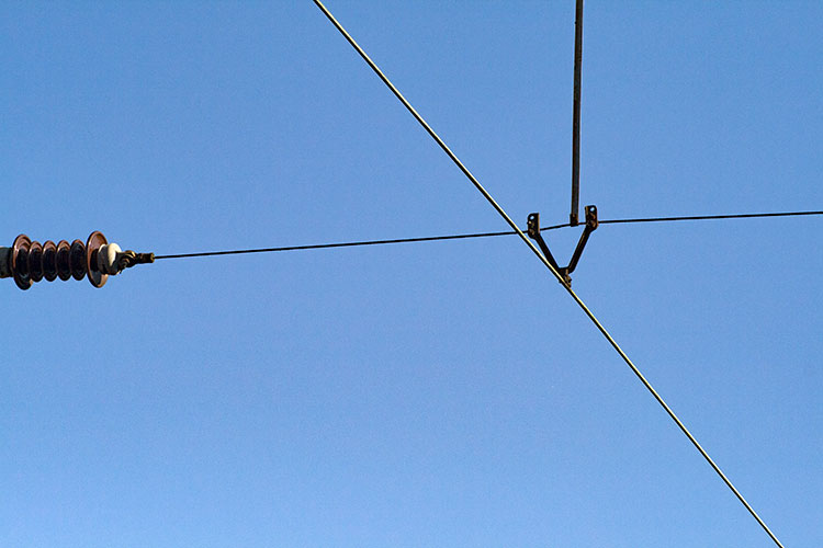 Des fils électriques qui se croisent -  © Norbert Pousseur