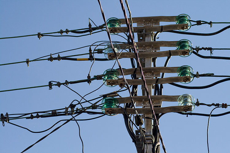 Haut de poteau électrique surchargé de fils -  © Norbert Pousseur