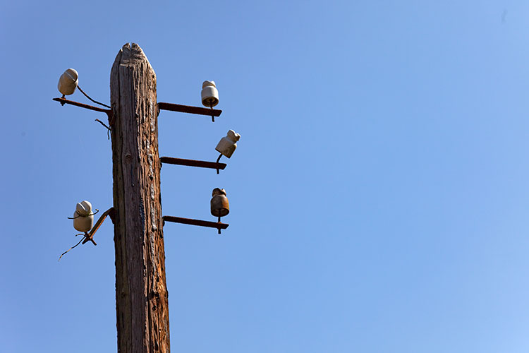 Poteau électrqiue en bois  sans fil  -  © Norbert Pousseur