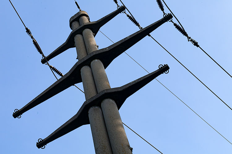 Poteau haute-tension à bras droits -  © Norbert Pousseur