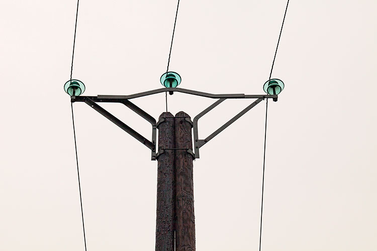 Trois fils électriques sur poteaux de bois -  © Norbert Pousseur