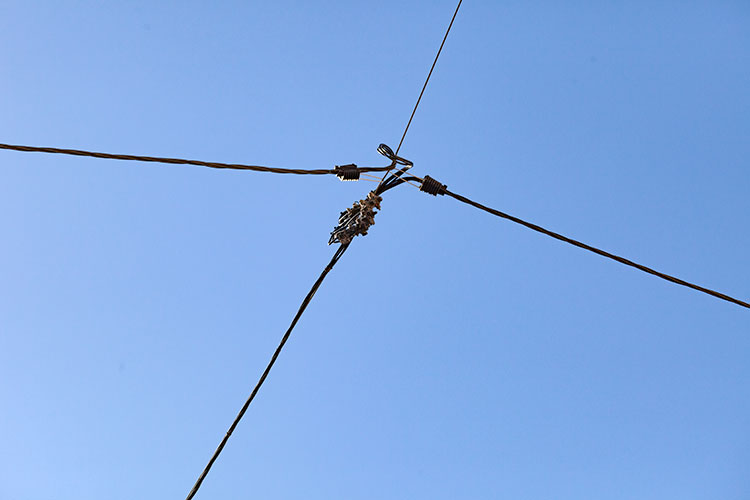 Fin fils électrqiues dans le ciel -  © Norbert Pousseur