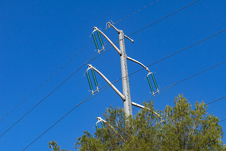 Poteau haute-tension à bras portant -  © Norbert Pousseur