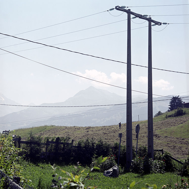 Foin traditionnel et fils électriques en montagner -  © Norbert Pousseur