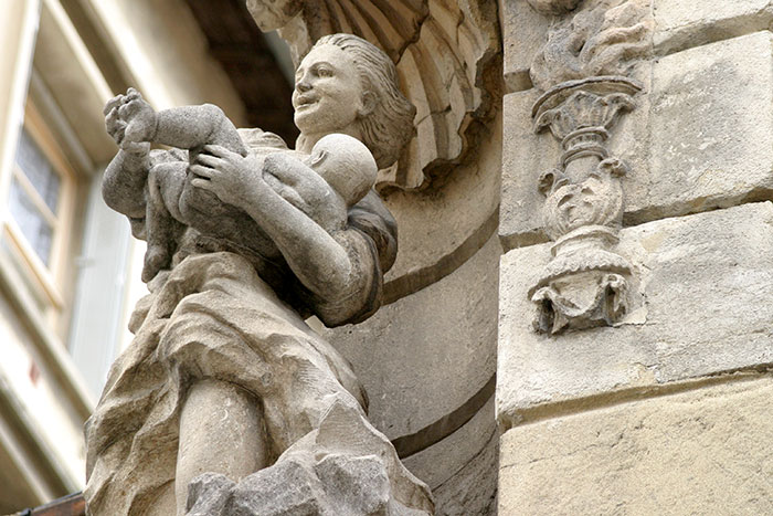 Statuette de Vierge à l'enfant, dévergondée -  © Norbert Pousseur