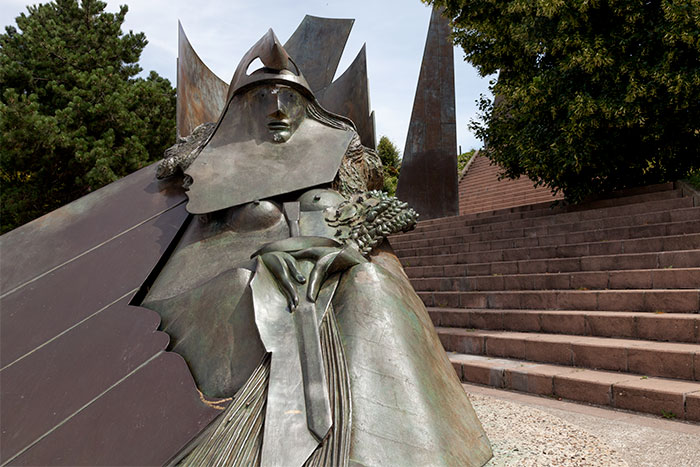 Sculpture féminine d'Ipoustéguy 'A la santé de la Révolution' -  © Norbert Pousseur