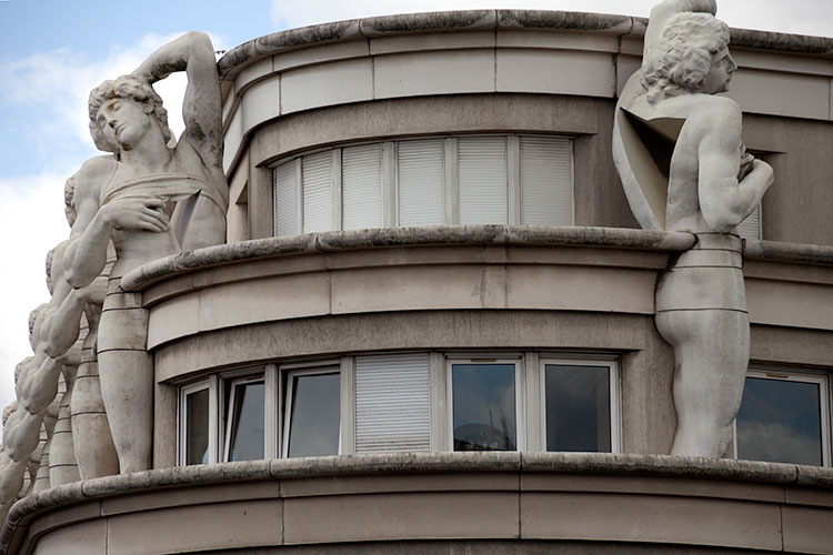 Rangé de statues de femme -  © Norbert Pousseur